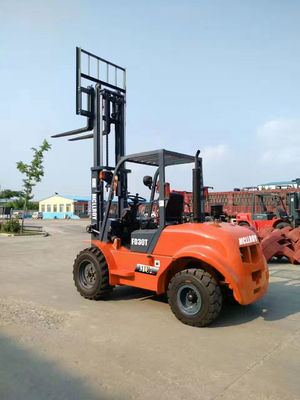 Zuverlässiger All-Terrain-Forklift für die Beförderung von Gütern von einem Ort zum anderen